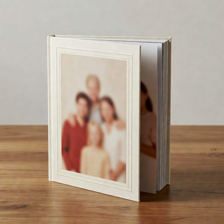 Klasická fotokniha A4 — Tvrdé dosky a pevná väzba, ktorá vydrží generácie. Formát A4, počet strán podľa vás.